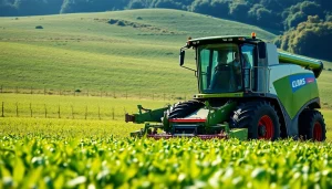 Claas Landmaschinen im Einsatz auf einem grünen Feld unter Sonnenlicht.